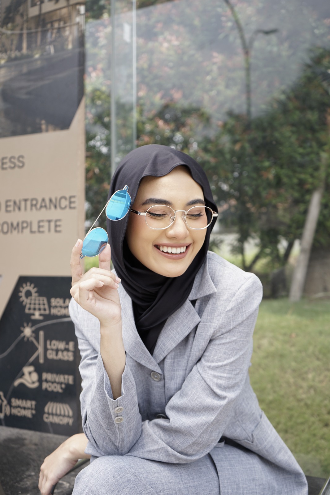 Kacamata Clip-On 2 in 1 Look: Praktis, Stylish, Multifungsi