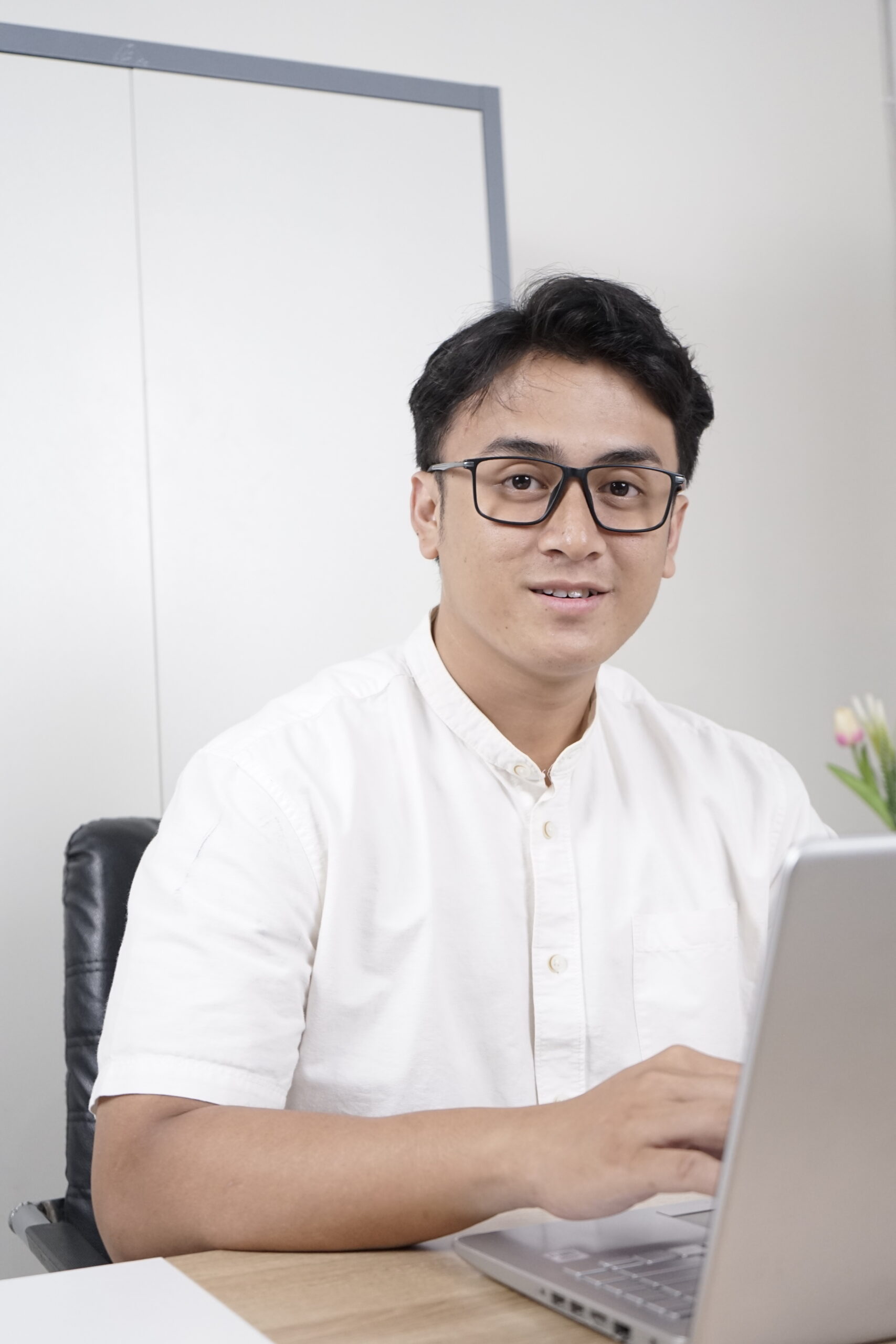 Frame Kacamata Pria dengan Wajah Lebar