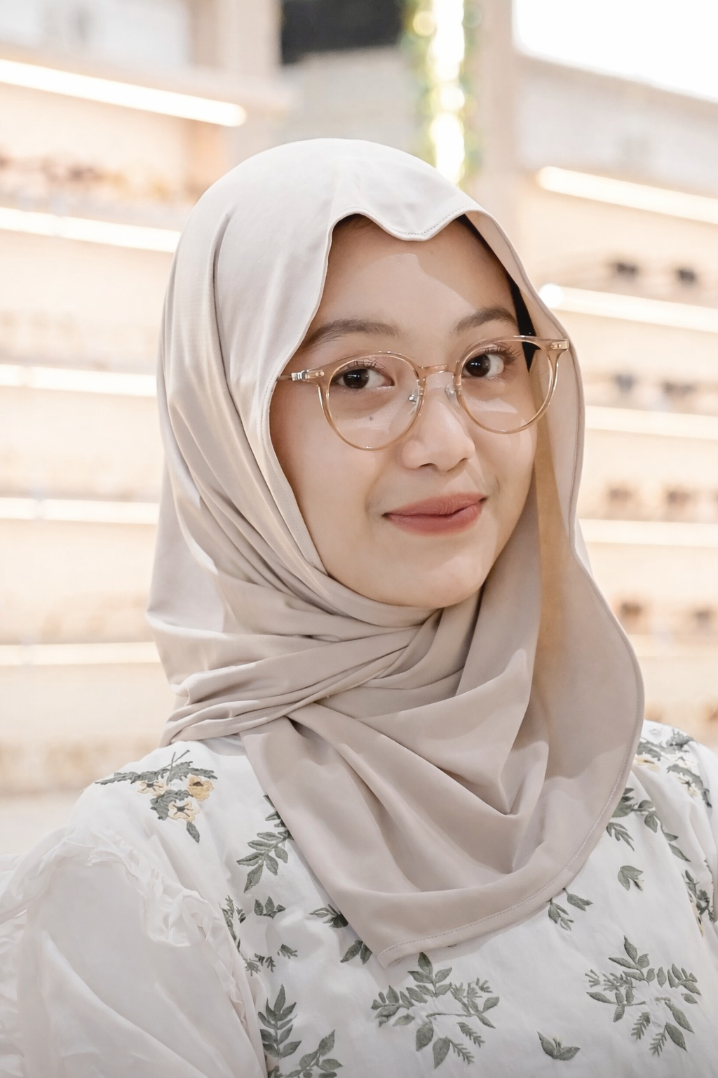 Tips Makeup Buat yang Pakai Kacamata, Biar Tetap Stand Out!