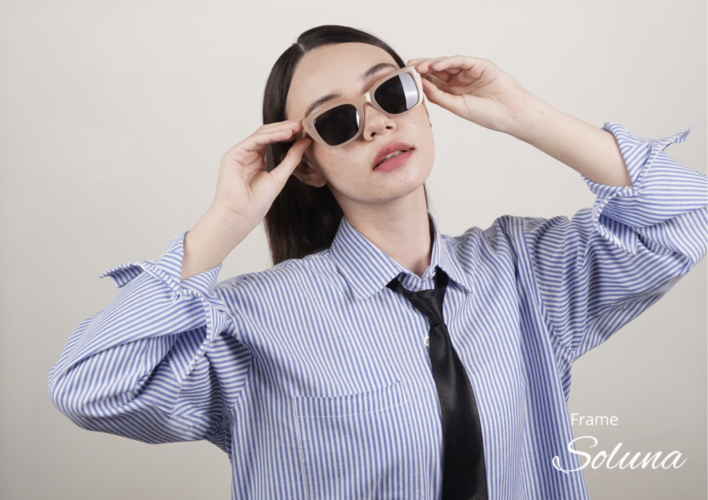 Model memakai sunglasses Soluna dengan desain stylish yang cocok digunakan saat cuaca panas untuk melindungi mata dari sinar matahari.