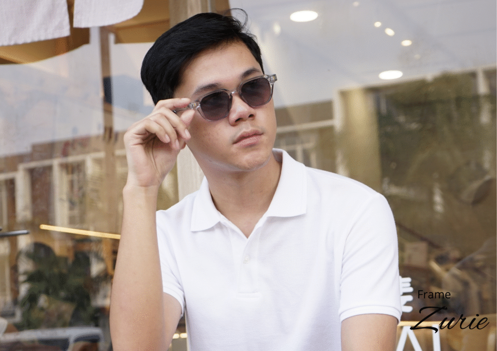 Model memakai sunglasses Zurie dari Djava Optik dengan desain minimalis yang cocok dipakai saat cuaca panas.