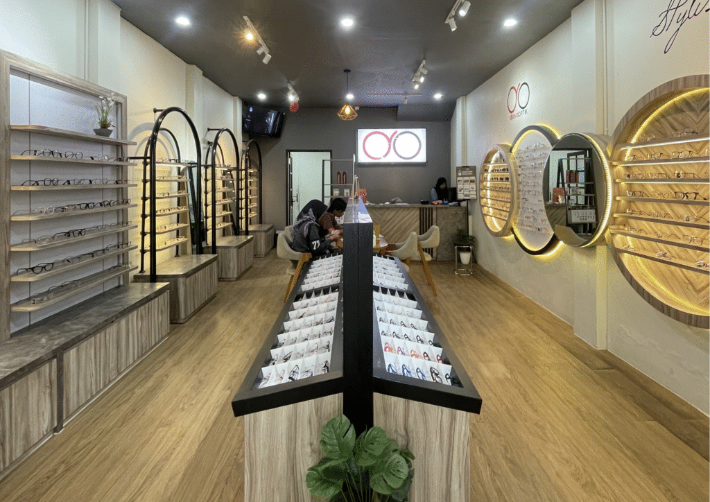 Suasana interior toko Djava Optik Surabaya dengan koleksi frame kacamata yang lengkap
