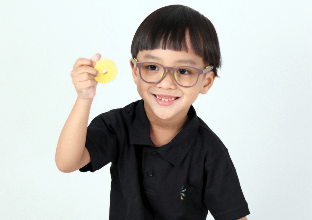 Frame Zinzi dengan desain warna abu-abu dan aksesn kuning dari Djava Optik