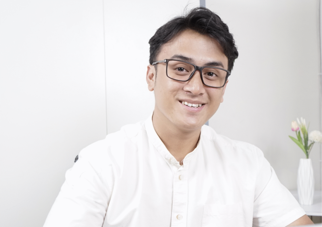 Lensa progresif dengan tiga zona penglihatan jarak jauh menengah dan dekat