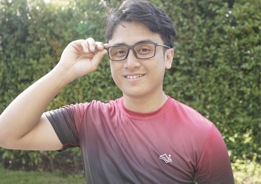 Pria memakai kacamata sport frame Dexal hitam dari Djava Optik dengan outfit running di outdoor