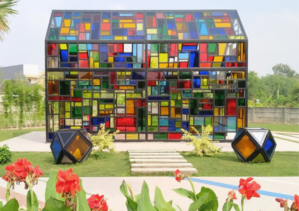 Taman Mozaik dengan dinding warna-warni dan suasana taman yang asri