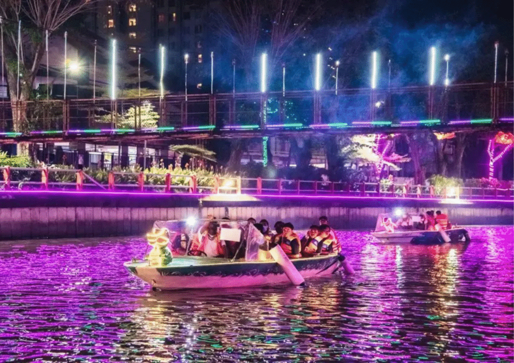 Suasana wisata perahu malam di Sungai Kalimas kawasan Taman Prestasi