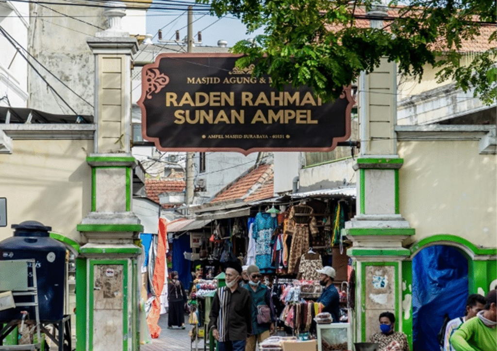 Gerbang masuk Masjid Agung Raden Rahmat Sunan Ampel dengan suasana pasar di sekitarnya