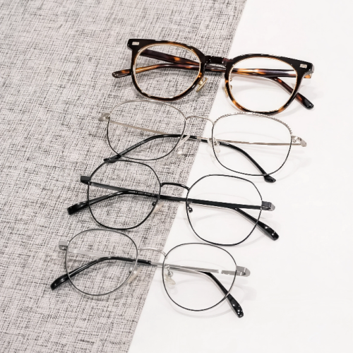 Sering Buram Saat Baca? Saatnya Kamu Pakai Kacamata Baca