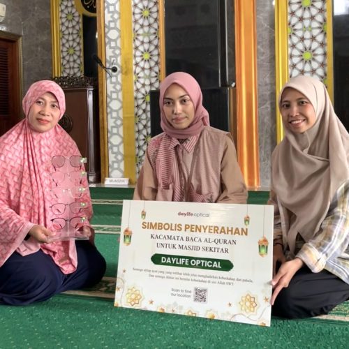 Djava Optik Bagikan Kacamata Baca Gratis untuk Jamaah Masjid