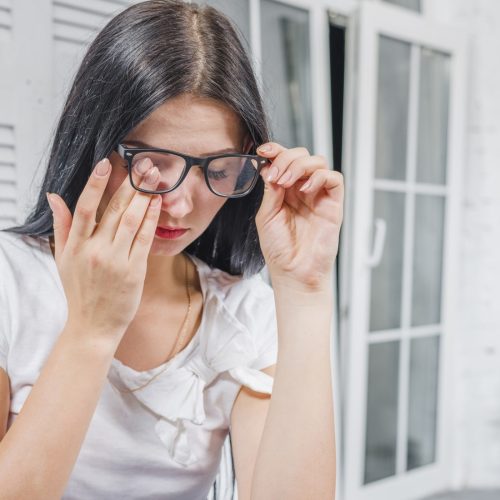 Sakit Kepala Menjalar ke Mata? Waspada Gejala Mata Minus dan Silinder