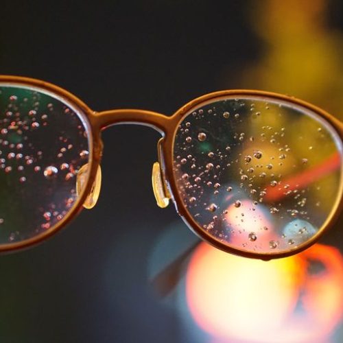 Kacamata Anti Embun: Solusi Saat Berkendara di Musim Hujan